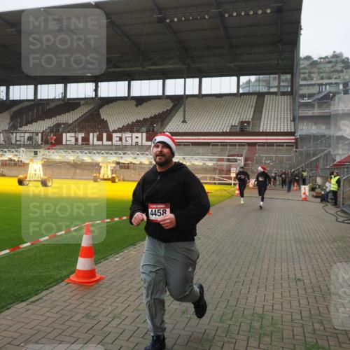 07.12.2025 - St. Pauli X-Mass-Run No. 15 Fabian Wolf http://msf.ph/oto/9394135 07.12.2025 10:23:26 Ziel 2508, 2511, 3052, 4005, 4141, 4145, 4458, 4549 meine-sportfotos.de