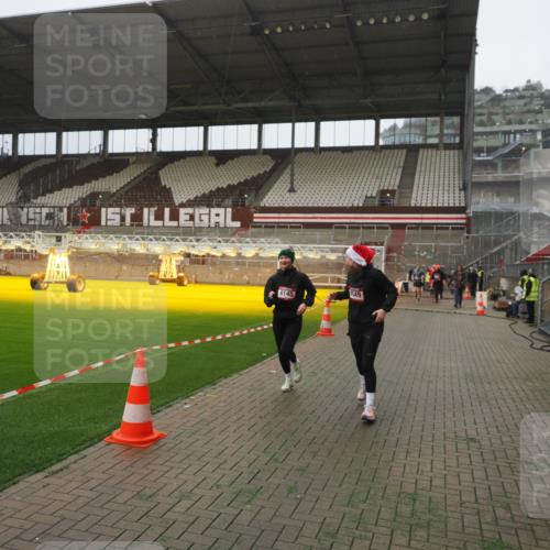 07.12.2025 - St. Pauli X-Mass-Run No. 15 Fabian Wolf http://msf.ph/oto/9394138 07.12.2025 10:23:29 Ziel 638, 3644, 3649, 4005, 4141, 4145, 4458, 4549 meine-sportfotos.de