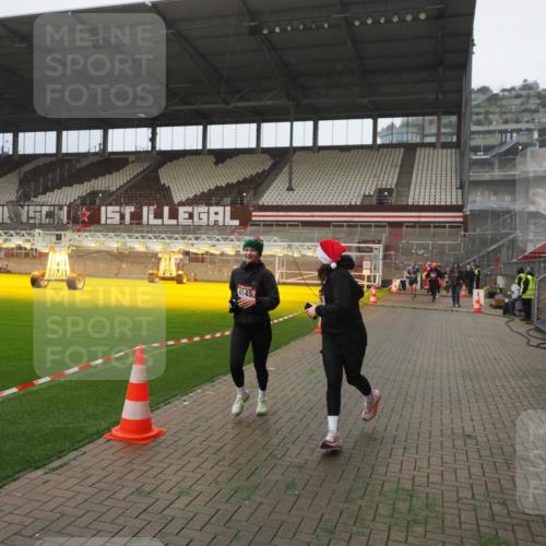 07.12.2025 - St. Pauli X-Mass-Run No. 15 Fabian Wolf http://msf.ph/oto/9394140 07.12.2025 10:23:29 Ziel 638, 3644, 3649, 4005, 4141, 4145, 4458, 4549 meine-sportfotos.de