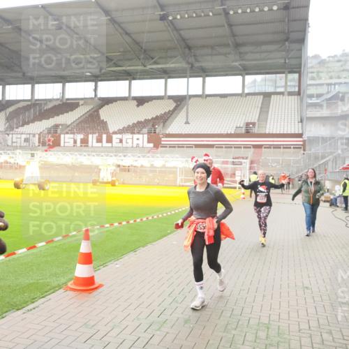 07.12.2025 - St. Pauli X-Mass-Run No. 15 Fabian Wolf http://msf.ph/oto/9394150 07.12.2025 10:23:37 Ziel 638, 3539, 3644, 3649, 3887, 3890, 4145, 4549 meine-sportfotos.de