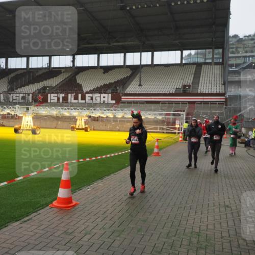 07.12.2025 - St. Pauli X-Mass-Run No. 15 Fabian Wolf http://msf.ph/oto/9394172 07.12.2025 10:23:48 Ziel 1104, 2603, 2634, 3539, 3644, 3649, 3887, 3890, 4043, 4139, 4144, 4377, 4378 meine-sportfotos.de