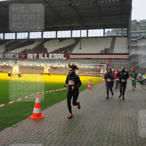 07.12.2025 - St. Pauli X-Mass-Run No. 15 Fabian Wolf http://msf.ph/oto/9394173 07.12.2025 10:23:48 Ziel 1104, 2603, 2634, 3539, 3644, 3649, 3887, 3890, 4043, 4139, 4144, 4377, 4378 meine-sportfotos.de