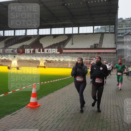 07.12.2025 - St. Pauli X-Mass-Run No. 15 Fabian Wolf http://msf.ph/oto/9394181 07.12.2025 10:23:49 Ziel 1104, 2603, 2634, 3539, 3644, 3649, 3887, 3890, 4043, 4139, 4144, 4377, 4378 meine-sportfotos.de