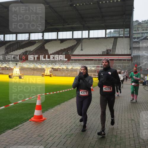 07.12.2025 - St. Pauli X-Mass-Run No. 15 Fabian Wolf http://msf.ph/oto/9394182 07.12.2025 10:23:50 Ziel 1104, 2603, 2634, 3539, 3887, 3890, 3968, 4043, 4139, 4144, 4377, 4378 meine-sportfotos.de