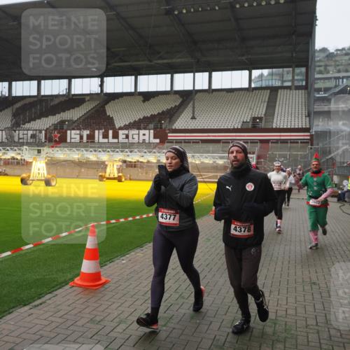 07.12.2025 - St. Pauli X-Mass-Run No. 15 Fabian Wolf http://msf.ph/oto/9394183 07.12.2025 10:23:50 Ziel 1104, 2603, 2634, 3539, 3887, 3890, 3968, 4043, 4139, 4144, 4377, 4378 meine-sportfotos.de
