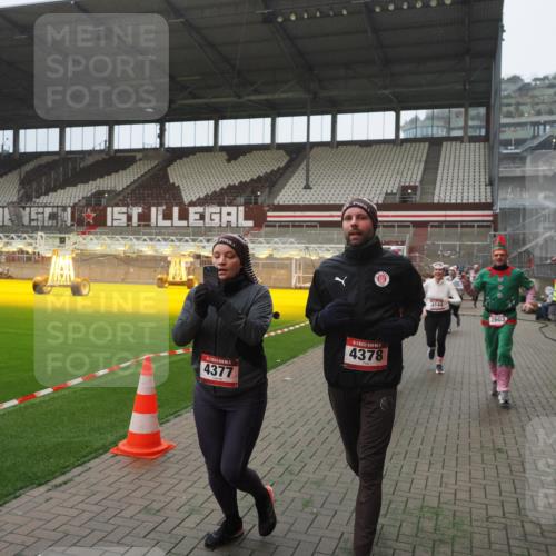 07.12.2025 - St. Pauli X-Mass-Run No. 15 Fabian Wolf http://msf.ph/oto/9394184 07.12.2025 10:23:50 Ziel 1104, 2603, 2634, 3539, 3887, 3890, 3968, 4043, 4139, 4144, 4377, 4378 meine-sportfotos.de