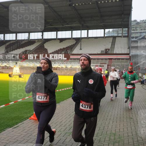 07.12.2025 - St. Pauli X-Mass-Run No. 15 Fabian Wolf http://msf.ph/oto/9394185 07.12.2025 10:23:50 Ziel 1104, 2603, 2634, 3539, 3887, 3890, 3968, 4043, 4139, 4144, 4377, 4378 meine-sportfotos.de