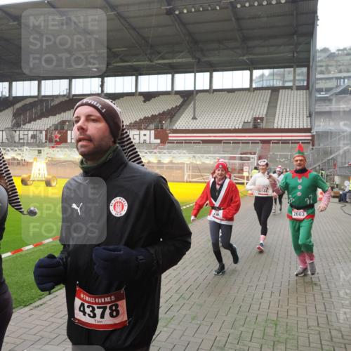 07.12.2025 - St. Pauli X-Mass-Run No. 15 Fabian Wolf http://msf.ph/oto/9394187 07.12.2025 10:23:51 Ziel 1104, 2603, 2634, 3887, 3890, 3968, 4043, 4139, 4144, 4203, 4377, 4378, 4765 meine-sportfotos.de