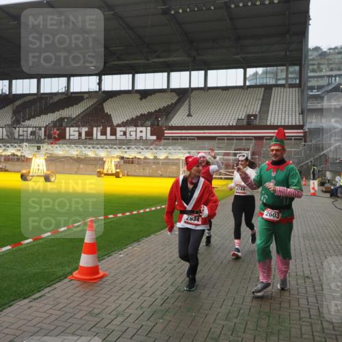 07.12.2025 - St. Pauli X-Mass-Run No. 15 Fabian Wolf http://msf.ph/oto/9394189 07.12.2025 10:23:51 Ziel 1104, 2603, 2634, 3887, 3890, 3968, 4043, 4139, 4144, 4203, 4377, 4378, 4765 meine-sportfotos.de