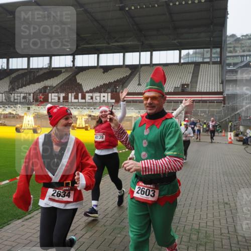 07.12.2025 - St. Pauli X-Mass-Run No. 15 Fabian Wolf http://msf.ph/oto/9394193 07.12.2025 10:23:52 Ziel 1104, 2603, 2634, 3968, 4043, 4139, 4144, 4203, 4377, 4378, 4765 meine-sportfotos.de