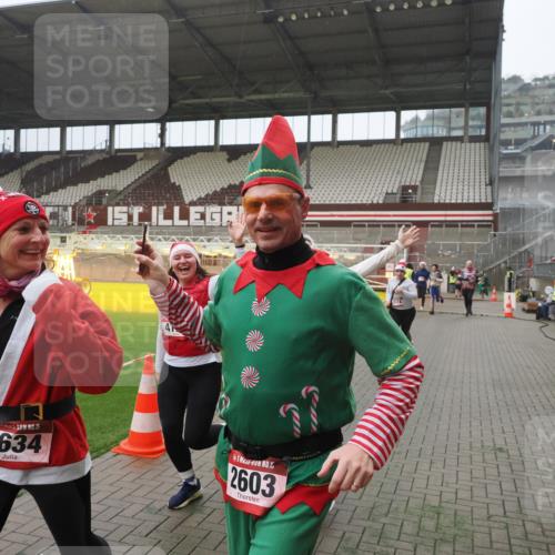 07.12.2025 - St. Pauli X-Mass-Run No. 15 Fabian Wolf http://msf.ph/oto/9394194 07.12.2025 10:23:52 Ziel 1104, 2603, 2634, 3968, 4043, 4139, 4144, 4203, 4377, 4378, 4765 meine-sportfotos.de