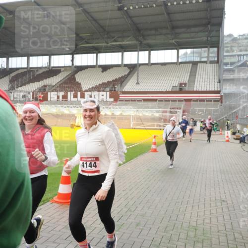 07.12.2025 - St. Pauli X-Mass-Run No. 15 Fabian Wolf http://msf.ph/oto/9394196 07.12.2025 10:23:52 Ziel 1104, 2603, 2634, 3968, 4043, 4139, 4144, 4203, 4377, 4378, 4765 meine-sportfotos.de