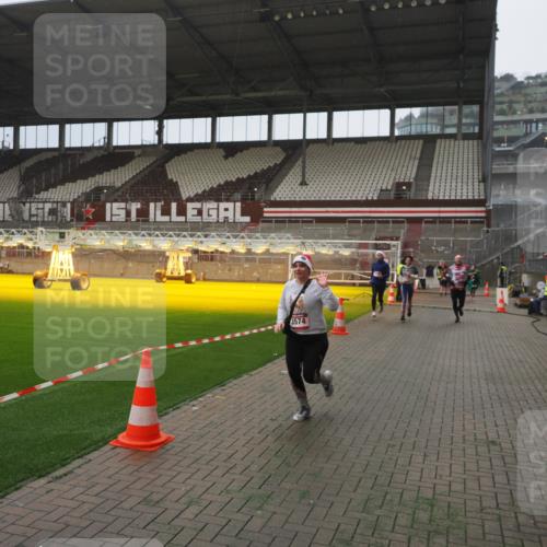 07.12.2025 - St. Pauli X-Mass-Run No. 15 Fabian Wolf http://msf.ph/oto/9394199 07.12.2025 10:23:53 Ziel 1104, 2603, 2634, 3968, 4043, 4139, 4144, 4203, 4377, 4378, 4765 meine-sportfotos.de