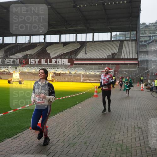 07.12.2025 - St. Pauli X-Mass-Run No. 15 Fabian Wolf http://msf.ph/oto/9394213 07.12.2025 10:23:57 Ziel 711, 1104, 2603, 2634, 3968, 4043, 4139, 4144, 4203, 4377, 4378, 4479, 4765 meine-sportfotos.de