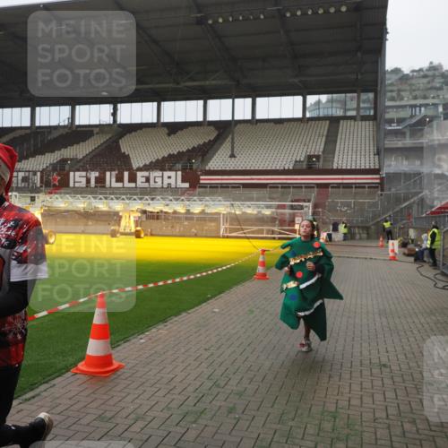 07.12.2025 - St. Pauli X-Mass-Run No. 15 Fabian Wolf http://msf.ph/oto/9394218 07.12.2025 10:23:59 Ziel 711, 1104, 2603, 2634, 3968, 4043, 4139, 4144, 4203, 4377, 4378, 4479, 4765 meine-sportfotos.de