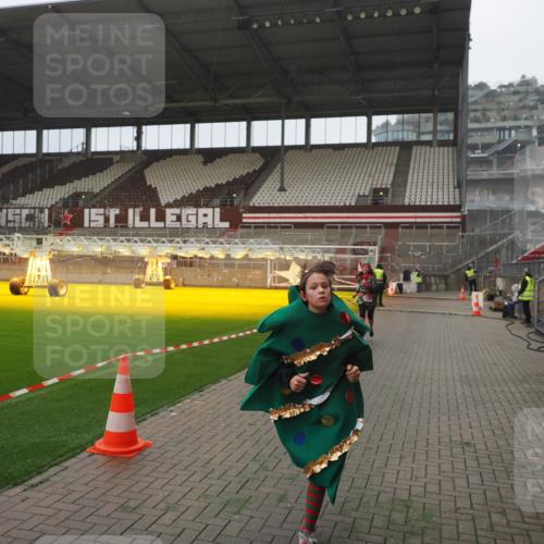 07.12.2025 - St. Pauli X-Mass-Run No. 15 Fabian Wolf http://msf.ph/oto/9394221 07.12.2025 10:24:00 Ziel 711, 2603, 2634, 3968, 4043, 4139, 4144, 4203, 4377, 4378, 4479, 4765 meine-sportfotos.de