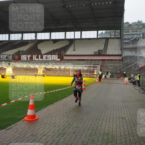 07.12.2025 - St. Pauli X-Mass-Run No. 15 Fabian Wolf http://msf.ph/oto/9394226 07.12.2025 10:24:02 Ziel 711, 2603, 2634, 3968, 4139, 4144, 4203, 4479, 4765 meine-sportfotos.de