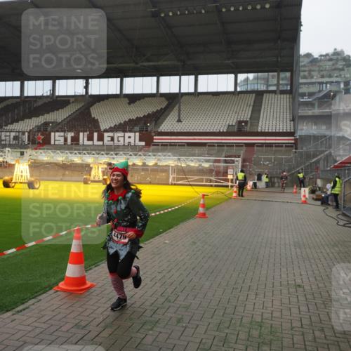 07.12.2025 - St. Pauli X-Mass-Run No. 15 Fabian Wolf http://msf.ph/oto/9394231 07.12.2025 10:24:03 Ziel 711, 2603, 2634, 3968, 4139, 4144, 4203, 4479, 4765 meine-sportfotos.de