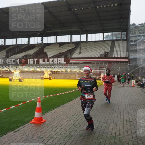 07.12.2025 - St. Pauli X-Mass-Run No. 15 Fabian Wolf http://msf.ph/oto/9394239 07.12.2025 10:24:12 Ziel 711, 712, 897, 4040, 4140, 4479, 4694 meine-sportfotos.de