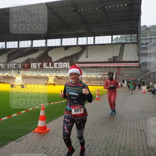07.12.2025 - St. Pauli X-Mass-Run No. 15 Fabian Wolf http://msf.ph/oto/9394241 07.12.2025 10:24:13 Ziel 711, 712, 897, 4040, 4122, 4140, 4479, 4692, 4694 meine-sportfotos.de