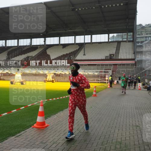 07.12.2025 - St. Pauli X-Mass-Run No. 15 Fabian Wolf http://msf.ph/oto/9394244 07.12.2025 10:24:14 Ziel 711, 712, 897, 4040, 4122, 4140, 4479, 4689, 4692, 4694 meine-sportfotos.de