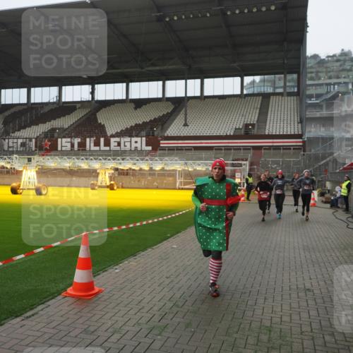 07.12.2025 - St. Pauli X-Mass-Run No. 15 Fabian Wolf http://msf.ph/oto/9394248 07.12.2025 10:24:16 Ziel 712, 897, 4040, 4122, 4140, 4689, 4692, 4694 meine-sportfotos.de