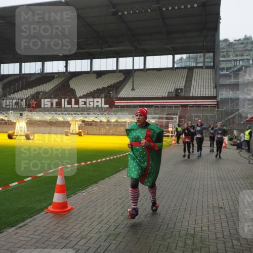07.12.2025 - St. Pauli X-Mass-Run No. 15 Fabian Wolf http://msf.ph/oto/9394249 07.12.2025 10:24:17 Ziel 712, 897, 4040, 4122, 4140, 4689, 4692, 4694 meine-sportfotos.de