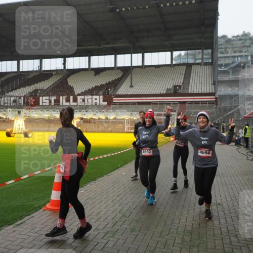07.12.2025 - St. Pauli X-Mass-Run No. 15 Fabian Wolf http://msf.ph/oto/9394262 07.12.2025 10:24:20 Ziel 712, 897, 4040, 4122, 4140, 4689, 4692, 4694 meine-sportfotos.de
