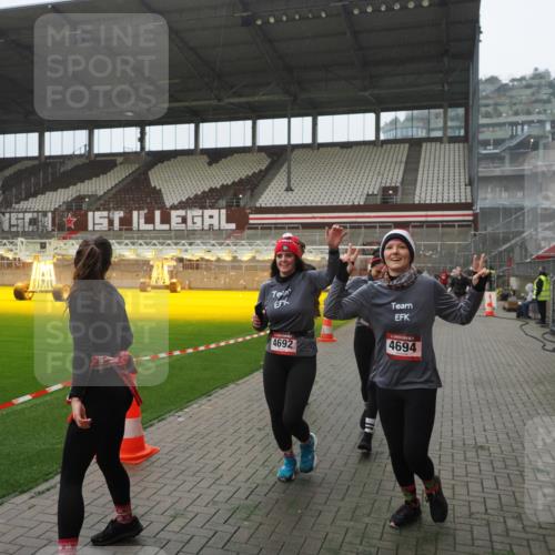 07.12.2025 - St. Pauli X-Mass-Run No. 15 Fabian Wolf http://msf.ph/oto/9394264 07.12.2025 10:24:21 Ziel 712, 897, 4040, 4122, 4140, 4689, 4692, 4694 meine-sportfotos.de