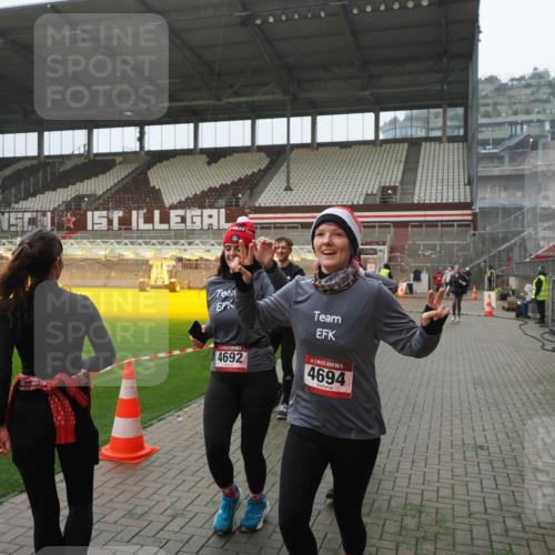 07.12.2025 - St. Pauli X-Mass-Run No. 15 Fabian Wolf http://msf.ph/oto/9394266 07.12.2025 10:24:21 Ziel 712, 897, 4040, 4122, 4140, 4689, 4692, 4694 meine-sportfotos.de