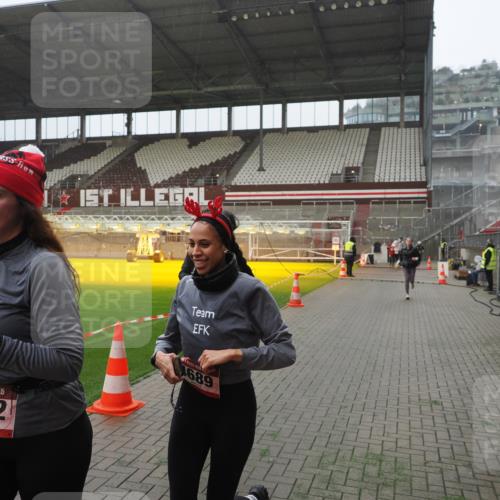 07.12.2025 - St. Pauli X-Mass-Run No. 15 Fabian Wolf http://msf.ph/oto/9394270 07.12.2025 10:24:22 Ziel 712, 897, 4040, 4122, 4140, 4689, 4692, 4694 meine-sportfotos.de