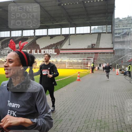 07.12.2025 - St. Pauli X-Mass-Run No. 15 Fabian Wolf http://msf.ph/oto/9394272 07.12.2025 10:24:22 Ziel 712, 897, 4040, 4122, 4140, 4689, 4692, 4694 meine-sportfotos.de