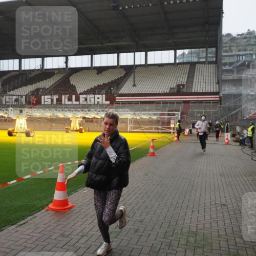 07.12.2025 - St. Pauli X-Mass-Run No. 15 Fabian Wolf http://msf.ph/oto/9394278 07.12.2025 10:24:25 Ziel 712, 897, 1986, 2071, 4040, 4122, 4140, 4689, 4692, 4694 meine-sportfotos.de