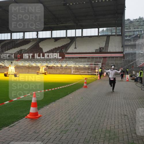 07.12.2025 - St. Pauli X-Mass-Run No. 15 Fabian Wolf http://msf.ph/oto/9394279 07.12.2025 10:24:26 Ziel 712, 1986, 2071, 4040, 4122, 4140, 4689, 4692, 4694 meine-sportfotos.de