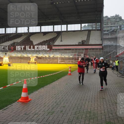07.12.2025 - St. Pauli X-Mass-Run No. 15 Fabian Wolf http://msf.ph/oto/9394294 07.12.2025 10:24:34 Ziel 1986, 2071, 4541, 4542, 4689, 4766, 4780 meine-sportfotos.de