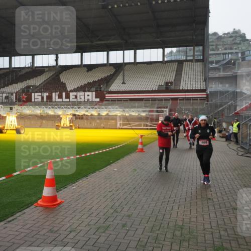 07.12.2025 - St. Pauli X-Mass-Run No. 15 Fabian Wolf http://msf.ph/oto/9394295 07.12.2025 10:24:34 Ziel 1986, 2071, 4541, 4542, 4689, 4766, 4780 meine-sportfotos.de