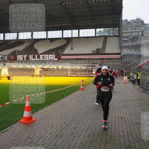 07.12.2025 - St. Pauli X-Mass-Run No. 15 Fabian Wolf http://msf.ph/oto/9394299 07.12.2025 10:24:35 Ziel 1986, 2071, 4541, 4542, 4766, 4780 meine-sportfotos.de