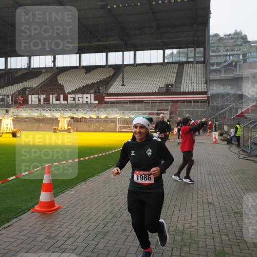 07.12.2025 - St. Pauli X-Mass-Run No. 15 Fabian Wolf http://msf.ph/oto/9394302 07.12.2025 10:24:35 Ziel 1986, 2071, 4541, 4542, 4766, 4780 meine-sportfotos.de