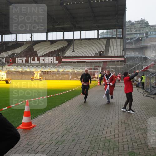 07.12.2025 - St. Pauli X-Mass-Run No. 15 Fabian Wolf http://msf.ph/oto/9394306 07.12.2025 10:24:36 Ziel 1986, 2071, 4541, 4542, 4766, 4780 meine-sportfotos.de