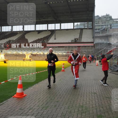 07.12.2025 - St. Pauli X-Mass-Run No. 15 Fabian Wolf http://msf.ph/oto/9394308 07.12.2025 10:24:37 Ziel 1986, 2071, 4541, 4542, 4766, 4780 meine-sportfotos.de