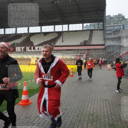 07.12.2025 - St. Pauli X-Mass-Run No. 15 Fabian Wolf http://msf.ph/oto/9394310 07.12.2025 10:24:38 Ziel 1986, 2071, 4136, 4155, 4541, 4542, 4766, 4780 meine-sportfotos.de
