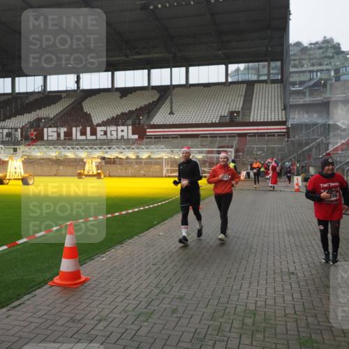 07.12.2025 - St. Pauli X-Mass-Run No. 15 Fabian Wolf http://msf.ph/oto/9394313 07.12.2025 10:24:40 Ziel 1986, 2071, 4079, 4135, 4136, 4155, 4541, 4542, 4766, 4780 meine-sportfotos.de