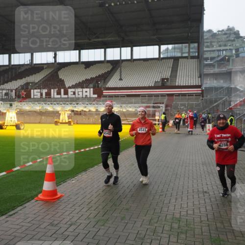 07.12.2025 - St. Pauli X-Mass-Run No. 15 Fabian Wolf http://msf.ph/oto/9394315 07.12.2025 10:24:40 Ziel 1986, 2071, 4079, 4135, 4136, 4155, 4541, 4542, 4766, 4780 meine-sportfotos.de