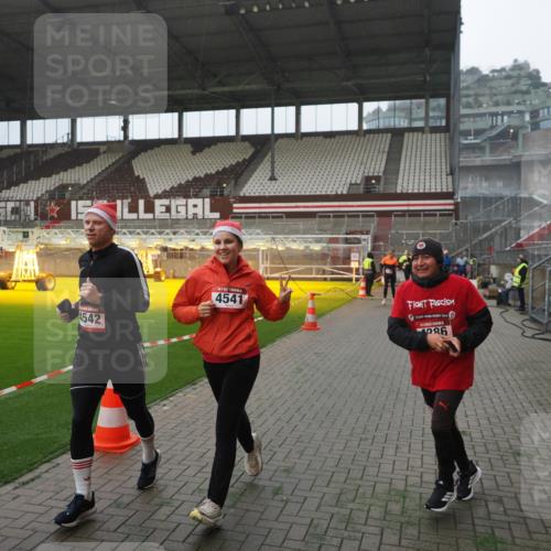 07.12.2025 - St. Pauli X-Mass-Run No. 15 Fabian Wolf http://msf.ph/oto/9394319 07.12.2025 10:24:41 Ziel 1986, 2071, 4078, 4079, 4135, 4136, 4155, 4541, 4542, 4766, 4780 meine-sportfotos.de
