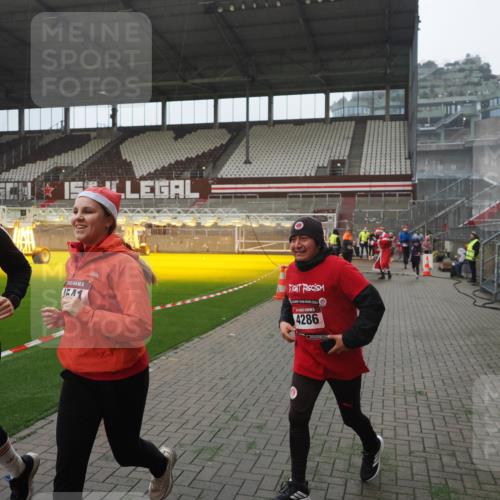 07.12.2025 - St. Pauli X-Mass-Run No. 15 Fabian Wolf http://msf.ph/oto/9394321 07.12.2025 10:24:41 Ziel 1986, 2071, 4078, 4079, 4135, 4136, 4155, 4541, 4542, 4766, 4780 meine-sportfotos.de