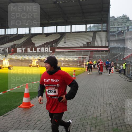07.12.2025 - St. Pauli X-Mass-Run No. 15 Fabian Wolf http://msf.ph/oto/9394323 07.12.2025 10:24:42 Ziel 1986, 2071, 4078, 4079, 4135, 4136, 4155, 4541, 4542, 4766, 4780 meine-sportfotos.de