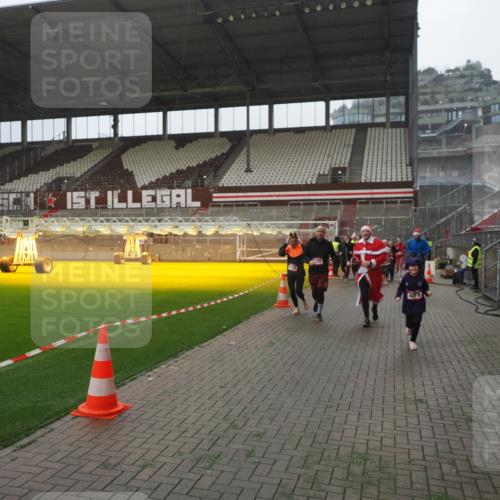 07.12.2025 - St. Pauli X-Mass-Run No. 15 Fabian Wolf http://msf.ph/oto/9394327 07.12.2025 10:24:45 Ziel 915, 974, 1986, 3152, 4078, 4079, 4091, 4092, 4135, 4136, 4155, 4177, 4496, 4497, 4530, 4541, 4542, 4766, 4780 meine-sportfotos.de