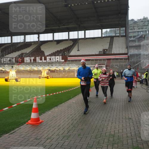 07.12.2025 - St. Pauli X-Mass-Run No. 15 Fabian Wolf http://msf.ph/oto/9394348 07.12.2025 10:24:50 Ziel 915, 974, 3152, 4078, 4079, 4091, 4092, 4135, 4136, 4155, 4177, 4496, 4497, 4530, 4541, 4542 meine-sportfotos.de