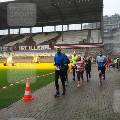07.12.2025 - St. Pauli X-Mass-Run No. 15 Fabian Wolf http://msf.ph/oto/9394350 07.12.2025 10:24:50 Ziel 915, 974, 3152, 4078, 4079, 4091, 4092, 4135, 4136, 4155, 4177, 4496, 4497, 4530, 4541, 4542 meine-sportfotos.de