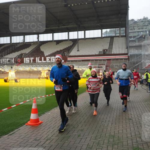 07.12.2025 - St. Pauli X-Mass-Run No. 15 Fabian Wolf http://msf.ph/oto/9394352 07.12.2025 10:24:50 Ziel 915, 974, 3152, 4078, 4079, 4091, 4092, 4135, 4136, 4155, 4177, 4496, 4497, 4530, 4541, 4542 meine-sportfotos.de